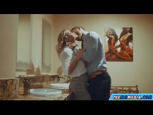 ❤️ Kur një bjonde me bukë ju josh në një banjë publike Video porno në sq.freepornhdonlinegay.ru ❌️